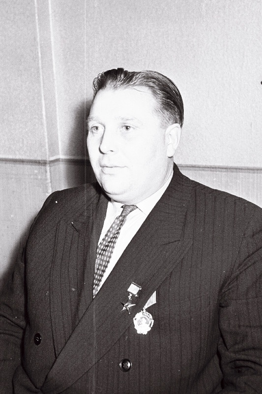Võrro, Gustav - Edu kolhoosi esimees, sotsialistliku töö kangelane.