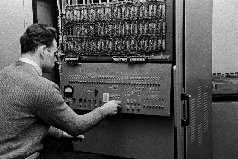 Eesti NSV Teaduste Akadeemia Küberneetika Instituudi arvutusmasina uus seade.