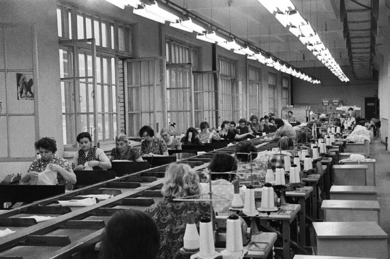 Trikotaažitootmiskoondise Marat õmblustsehhi konveierliin.