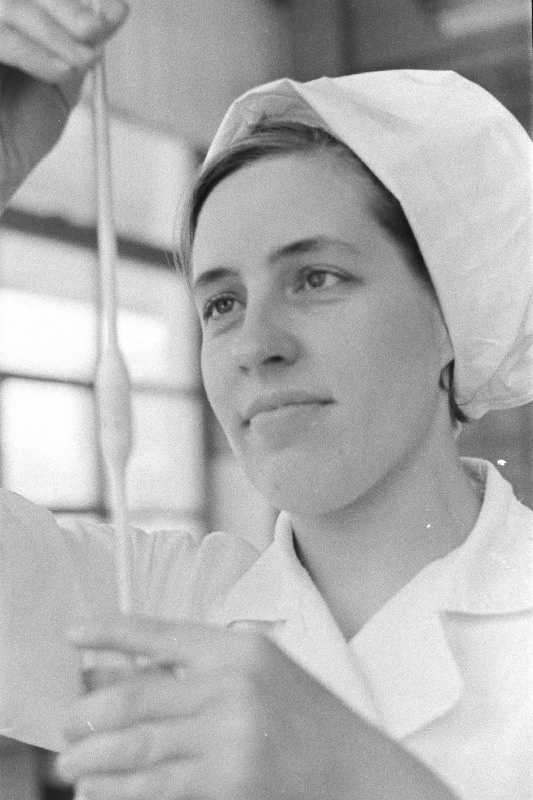 Tallinna Piimatoodete Kombinaadi laborant Anne Taidema.