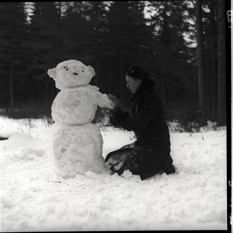 Carl Sarapi tütar Ethel Malle lumememme ehitamas, taustal puud