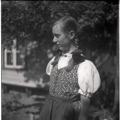 Portree: Ethel Malle Sarap, taustal hoone  similar photo