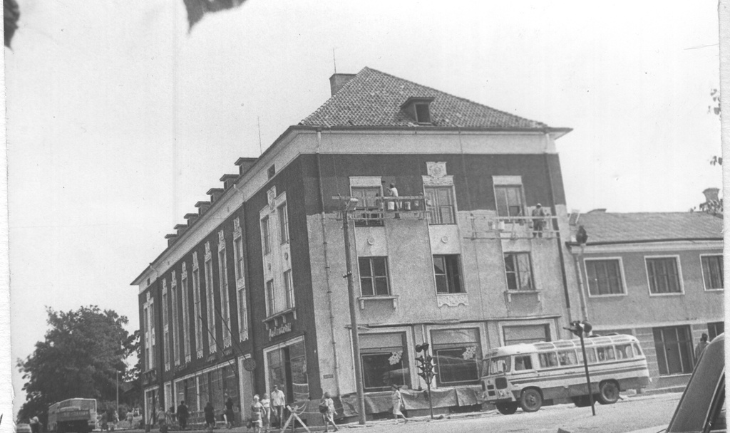 Foto Riigipanga Võru osakonna hoone välisfassaadi uuendus värvimise teel 1983.a kevadel