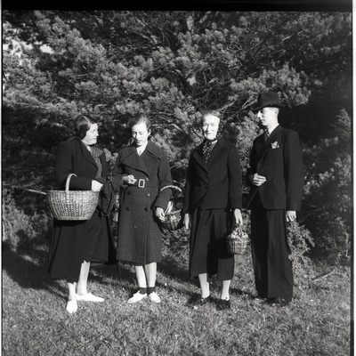 Grupipilt: (vasakult) Johanna Triefeldt, Ethel Malle Sarap, Amalie Charlotte Sarap, Ülo Karl Sarap seenekorvidega  similar photo