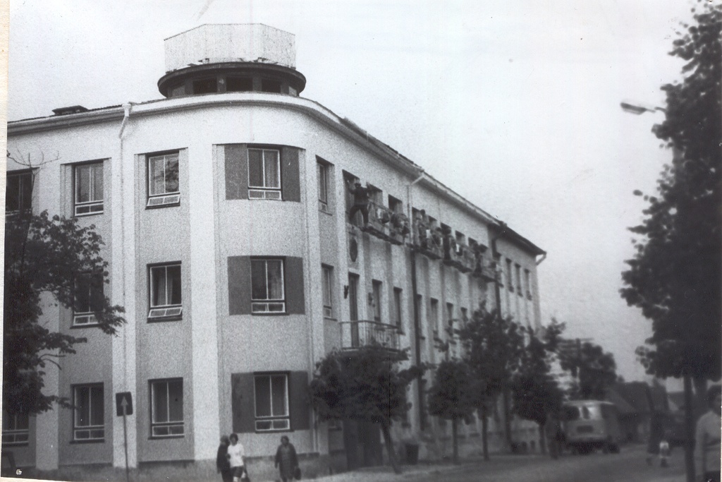 Foto Võru rajooni Täitevkomitee hoone värvimine 1983.a. suvel. ( endine ja hilisem Võru Maavalitsuse hoone)