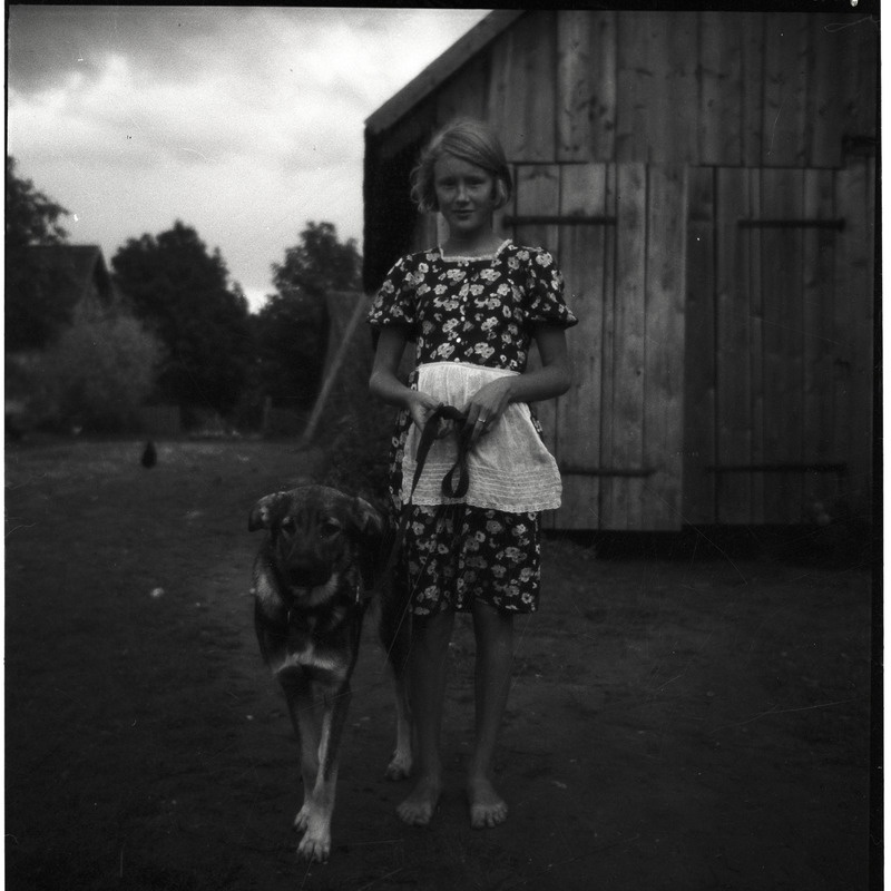 Portree: Ingrid Millistfer koeraga hoovil