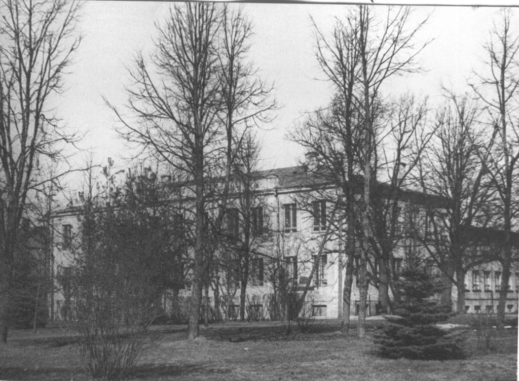 Foto Värskelt värvitud Võru I 8.klassilise Kooli hoone 1983.a. sügisel.