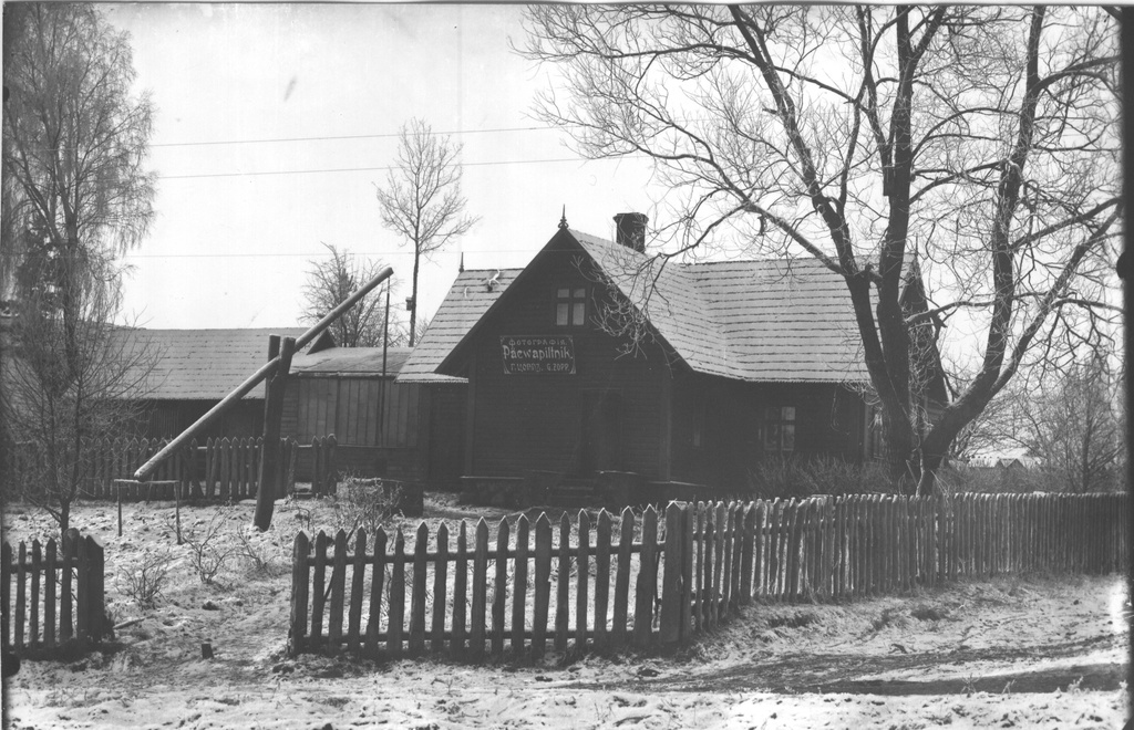 Foto. Vaade hoonele Võrus Paju t.18  kus asus fotograaf G. Zopi ateljee ( 1914-1918)
