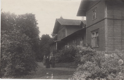 Kurgja elumaja, vaade eest paremalt. Maja ees C. R. Jakobsoni perekond.  duplicate photo