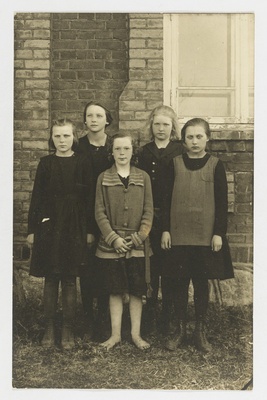 Grupp Torma kooli tüdrukuid 1924  similar photo