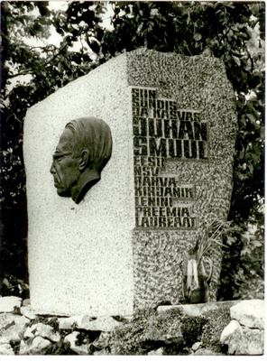Juhan Smuuli mälestuskivi Tooma talu kiviaial  similar photo