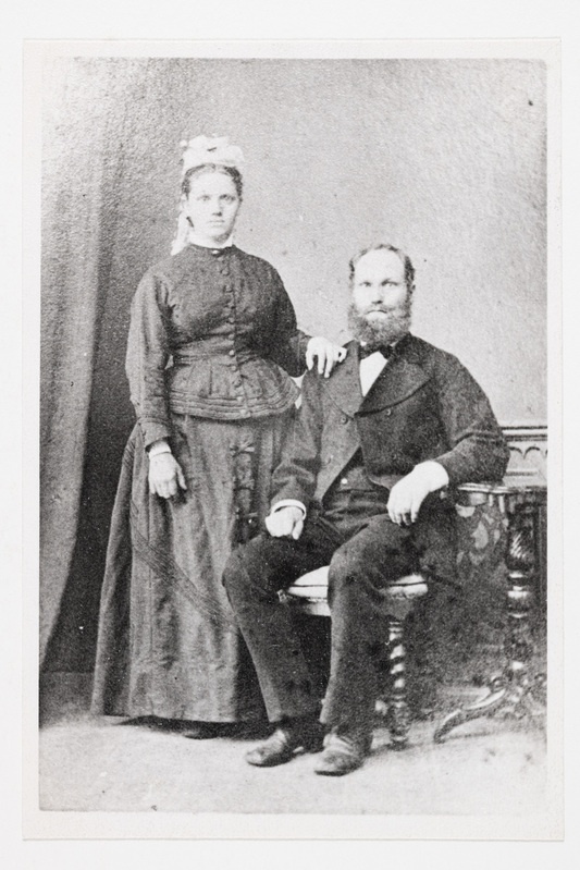 Perekonnapilt enne 1875. a. Anna ja Anton Tamm
