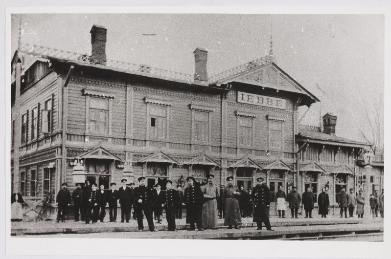 Jõhvi (hiljem Toila) jaamahoone sajandivahetusel - jaamahoone ees seisavad jaama tolleaegsed töötajad