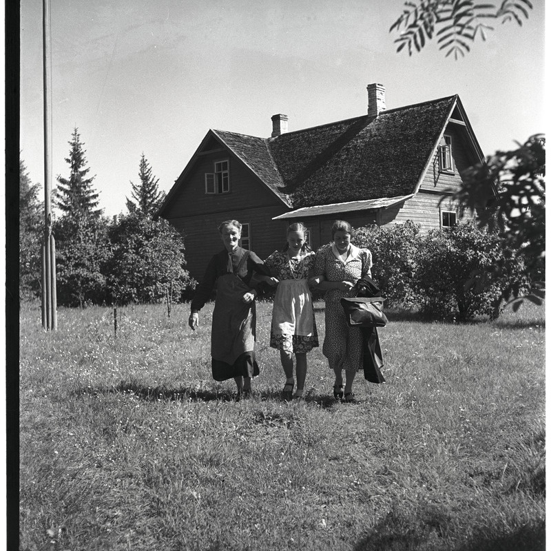 Amalie Charlotte Sarap, Ethel Malle Sarap ja Johanna Triefeldt aias, eluhoone taustal