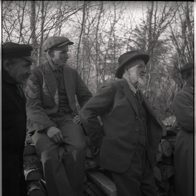 Grupipilt: kolm meest puuriida juures, paremal Aleksander Martin Saar  similar photo