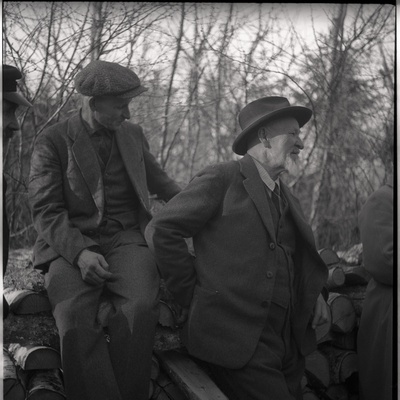 Grupipilt: mehed puuriida juures, paremal Aleksander Martin Saar  similar photo