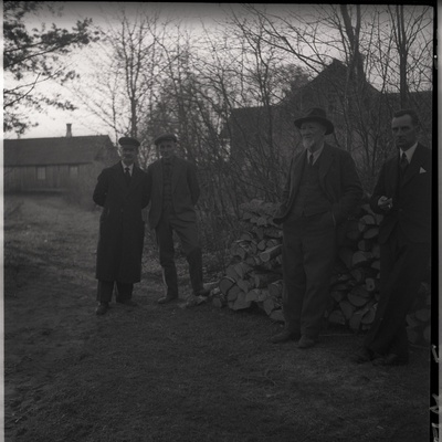 Mehed puuriida juures, paremalt 1. Johann Millistfer, 2. Aleksander Martin Saar  similar photo