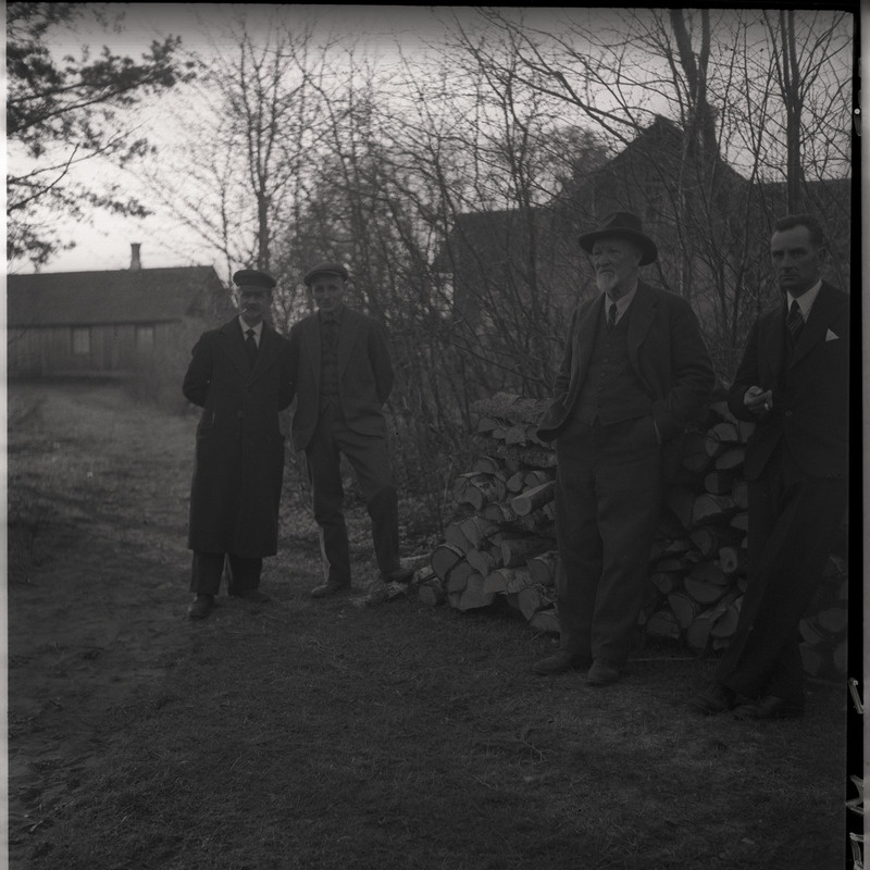 Mehed puuriida juures, paremalt 1. Johann Millistfer, 2. Aleksander Martin Saar