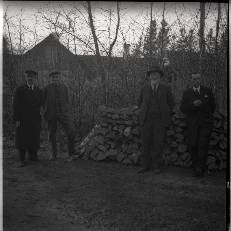 Mehed puuriida juures, paremalt 1. Johann Millistfer, 2. Aleksander Martin Saar