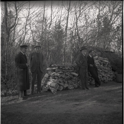 Mehed puuriida juures, paremalt 1. Johann Millistfer, 2. Aleksander Martin Saar  similar photo