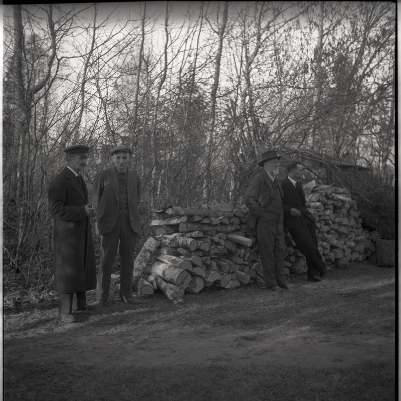 Mehed puuriida juures, paremalt 1. Johann Millistfer, 2. Aleksander Martin Saar