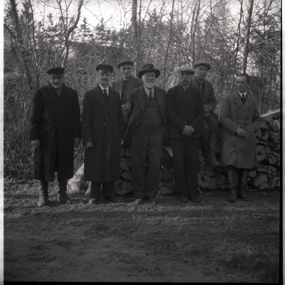 Grupipilt: mehed puuriida ääres, keskel Aleksander Martin Saar  similar photo