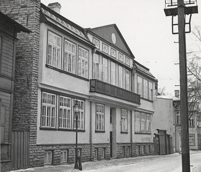 J. Westholmi gümnaasiumi hoone Tallinnas Kordese tänaval.  similar photo