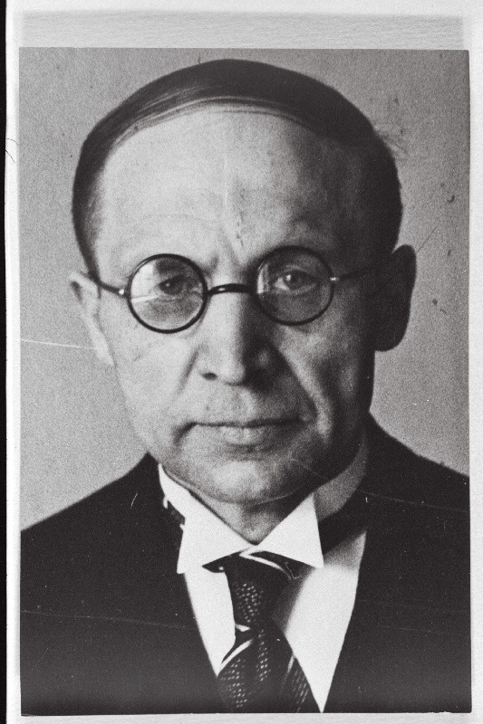 Rahvuskogu avakoosolekul Rahvuskogu I koja ja ühtlasi terve Rahvuskogu esimeheks valitud professor J. Uluots.