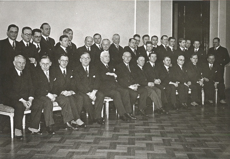 Eesti-Läti-Leedu ajakirjanduse konverents Tallinnas. Esireas vasakult: välisminister, väliskaubanduse osakonna direktor E. Virgo, välisministri abi A. Rei, 4. Läti saadik Krievinš, välisminister Fr. Akel, peaministri asetäitja K. Eenpalu, Leedu saadik B. Dailide; paremalt 2. Päevalehe toimetaja J. Taklaja, 4. ajalehe Vaba Maa peatoimetaja E. Laaman; teises reas paremalt äärmine Päevalehe peatoimetaja H. Tammer.