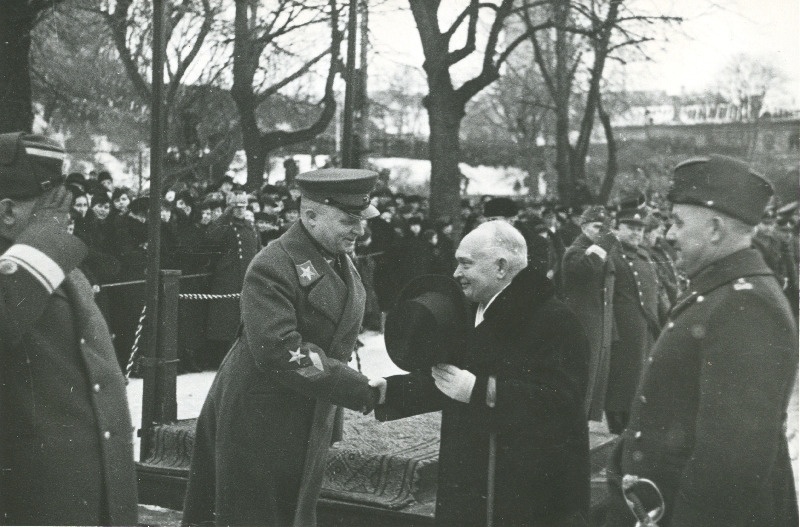 Eesti Vabariigi 19. aastapäeva puhul korraldatud paraad Tallinnas Vabaduse väljakul. Riigivanem K. Päts tervitab külalisena paraadil viibivat Nõukogude Liidu marssal Jegorovit.