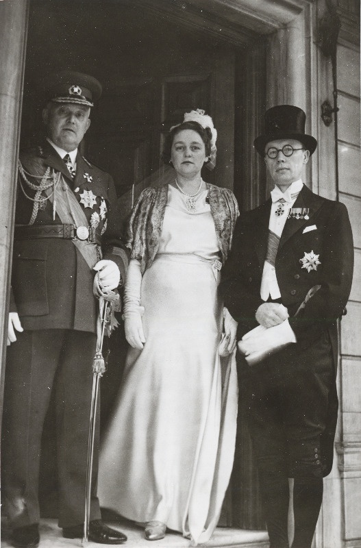 Inglise kuninga George VI kroonimispidustustel viibiva Eesti Vabariigi delegatsiooni esimees kindral J. Laidoner ja  eesti saadik Londonis A. Schmidt koos abikaasaga kroonimispidustustel.