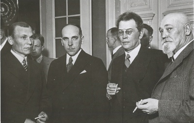 Eesti Vabariigi riigivanema 1936. aasta kirjanduslike auhindade laureaadid: (vasakult) A. Kivikas, J. Semper, F. Tuglas ja K.A. Hindrey.  duplicate photo