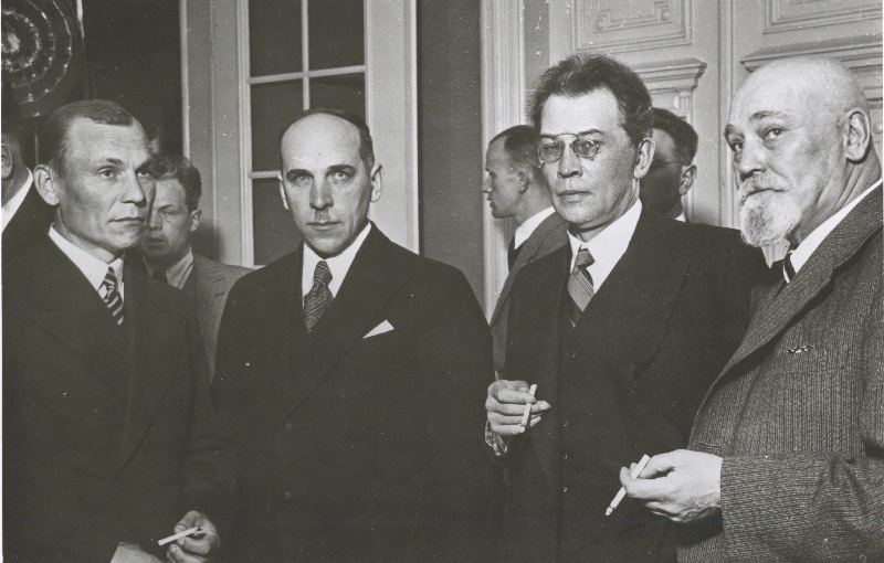 Eesti Vabariigi riigivanema 1936. aasta kirjanduslike auhindade laureaadid: (vasakult) A. Kivikas, J. Semper, F. Tuglas ja K.A. Hindrey.