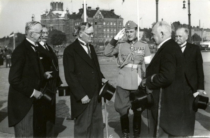 Eesti Vabariigi riigivanema K. Pätsi esitlemine Helsingi sadamas. Vasakult: välisminister Rudolf Holsti, peaminister A.K. Cajander, parlamendi esimees V. Hakkilä, major Slöön, riigivanem K. Päts.