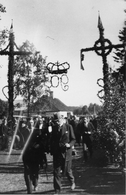 Rootsi kroonprints Gustav Adolf koos Rootsi saadiku parun A. Koskulliga Vormsi saarel.  duplicate photo