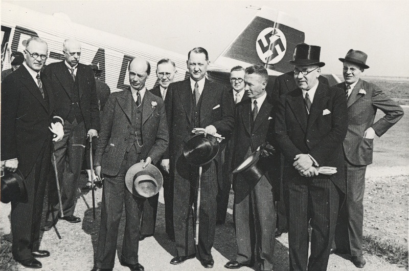 Rootsi välisminister R. Sandler koos vastuvõtjatega Ülemiste lennujaamas. Vasakult: Eesti saadik Stokholmis H. Laretei, Rootsi minister Tallinnas parun Koskull, R. Sandler, Eesti välisministri abi A. Rei, sotsiaalminister O. Kask, välisministeeriumi sekretär Zirkel, Leedu saadik B. Dailide, Läti saadik Tallinnas E. Krievinš, Rootsi välisministri sekretär.