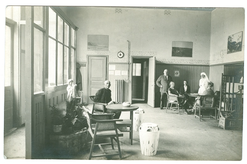 Foto. Haapsalu mudaravi. Fotomontaaz "Kuurort Haapsalu 1932.a." Dr. Arroneti  & Co mudaravila fuajee.
Foto: Jaan Vinnal.