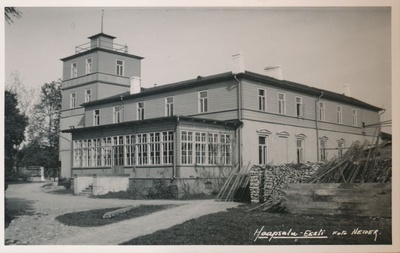 Fotopostkaart. Haapsalu linna (end. Bergfeldti) mudaravila. Vaade õue poolt. 1930nd. Foto: Neider. Linnavalitsuse album.  duplicate photo