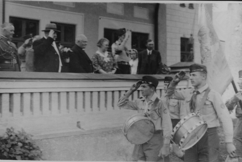 Noorkotkaste paraad Viimsis Soome presidendi P.E. Svinhufvudi külaskäigu puhul. Rõdul Laidoner, Svinhufvud, Päts, Laidoneri abikaasa.