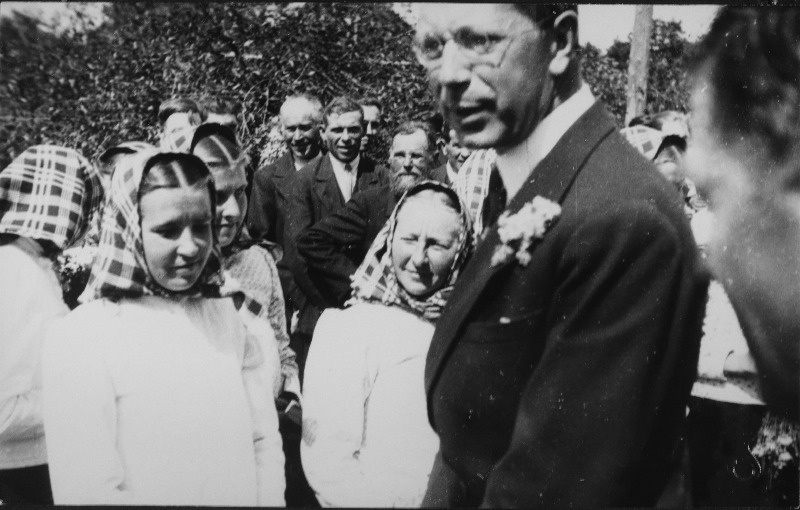 Rootsi kroonprints Gustav Adolfi külaelanike keskel Vormsil.