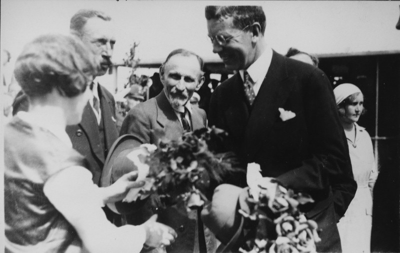 Tütarlaps Rootsi kroonprintsi Gustav Adolfit tervitamas.