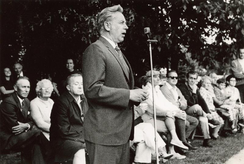 Spordipäevad Eesti Külas Long Islandil.Kõneleb Spordiliidu esimees H.Maasikas.