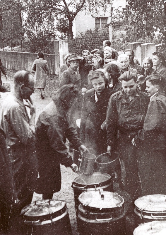 Eesti põgenikud Geislingeni DP (displaced persons) laagris. Supisaba.