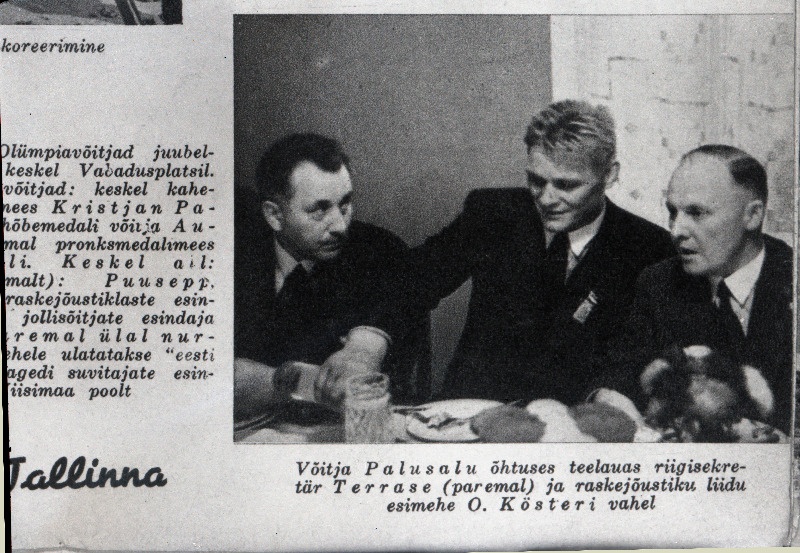 Foto ajakirjast "Nädal pildis".Olümpiavõitja Kristjan Palusalu õhtuses teelauas riigisekretär Terrase (paremal) ja raskejõustiku liidu esimehe O.Kösteri vahel.