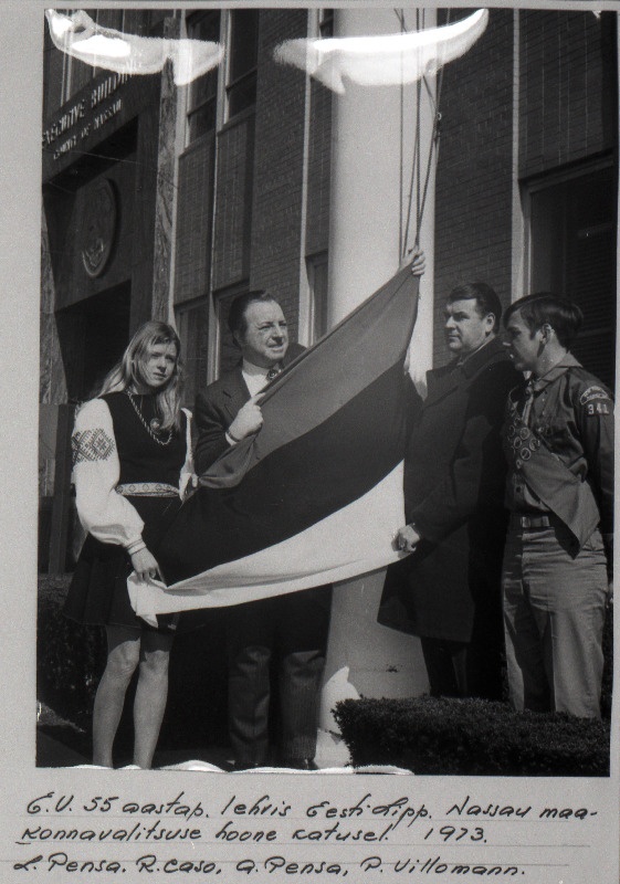 Eestlased paguluses.Eesti Vabariigi 55.aastapäeva tähistamine. Nassau maakonnavalitsuse hoonele on heisatud eesti rahvuslipp. Vasakult L.Pensa, R.Caso,A.Pensa, P.Villomann.