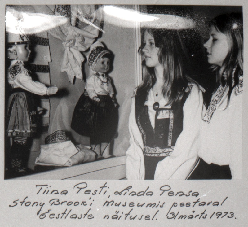 Eestlased paguluses.Tiina Pesti ja Linda Pensa  eestlaste käsitöönäitusel  Stony Brooke muuseumis.