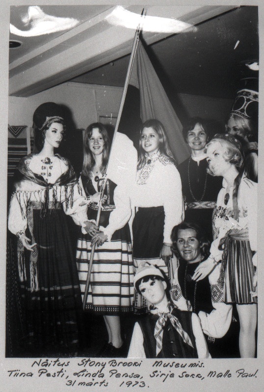 Eestlased paguluses.Tiina Pesti, Linda Pensa , Sirje Sokk ja Malle Paul eestlaste käsitöönäitusel Stony Brooki muuseumis.