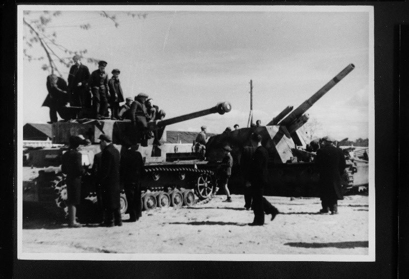 Nõukogude Armee relvade näitus Võidu väljakul.