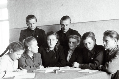 Narva III Keskkooli komsomolikomitee kevadisteks eksamiteks ettevalmistumist arutamas.  duplicate photo