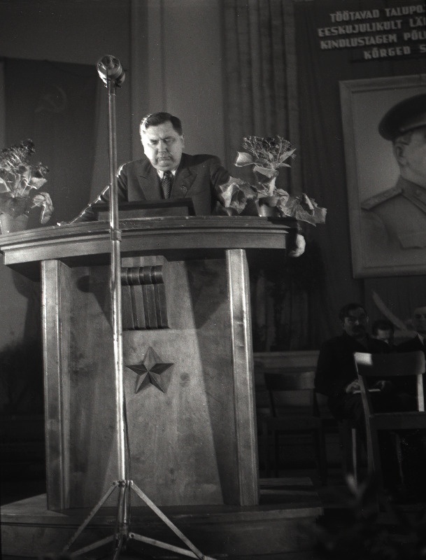 A. Veimer esinemas Eesti NSV II talurahva kongressil.